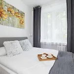 Bright Two-bedroom In Nowa Huta By Renters Lägenhet Kraków