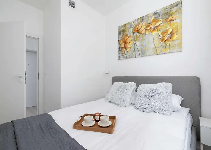 Bright Two-bedroom In Nowa Huta By Renters Διαμέρισμα *