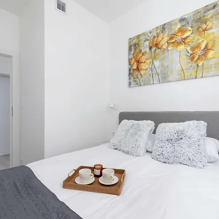 Bright Two-bedroom In Nowa Huta By Renters アパート *